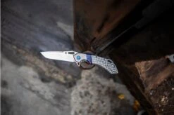 Olamic Wayfarer 247 Tanto Satin, Jeweled Handle Timascus Inlay, Blue Hardware -Famous Knife Shop OC24 M390 005 20 sfeerfoto